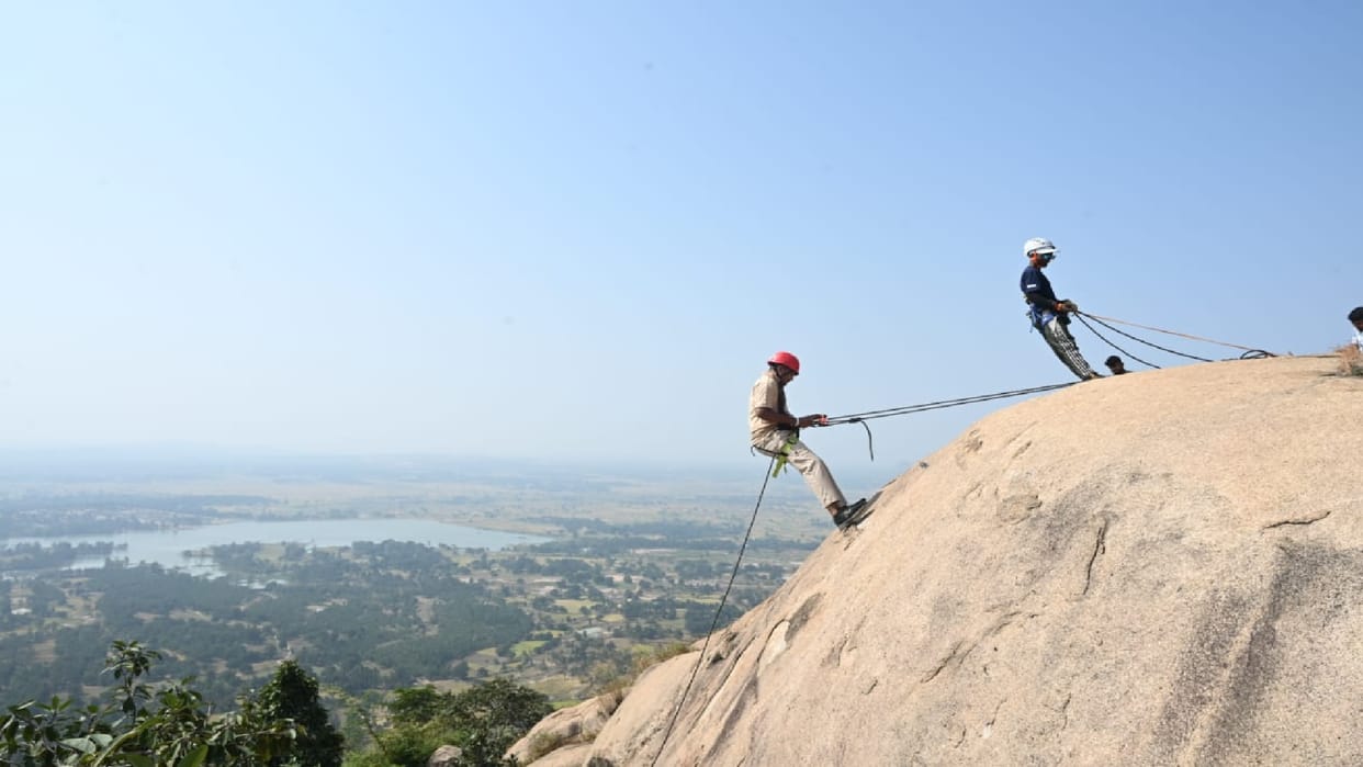 Deshdekha becomes center adventure in Jashpur Jamboree 2025, 120 tourists experienced thrill of rock climbing