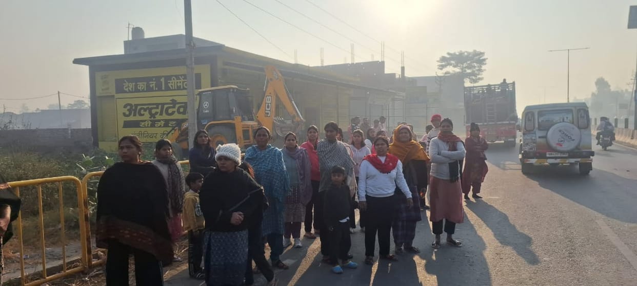 Baghpat: Meerut-Karnal highway blocked in protest against truck challan, devotees going to Sardhana Church dem
