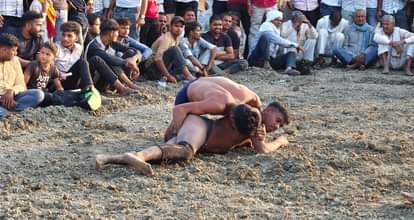 कुश्ती के दांव-पेंच देख झूम उठे दर्शक