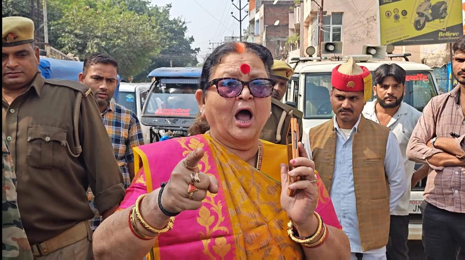 महापौर ने सड़क खोदकर घटिया मैटेरियल पकड़ा