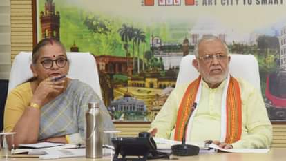 UP Minister Suresh Khanna held a review meeting at the Smart City office.