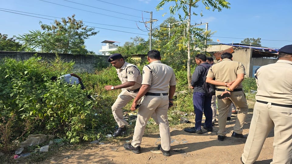 A half burnt body was found causing a stir suspicion of the body being disposed of after the murder in Bilaspu