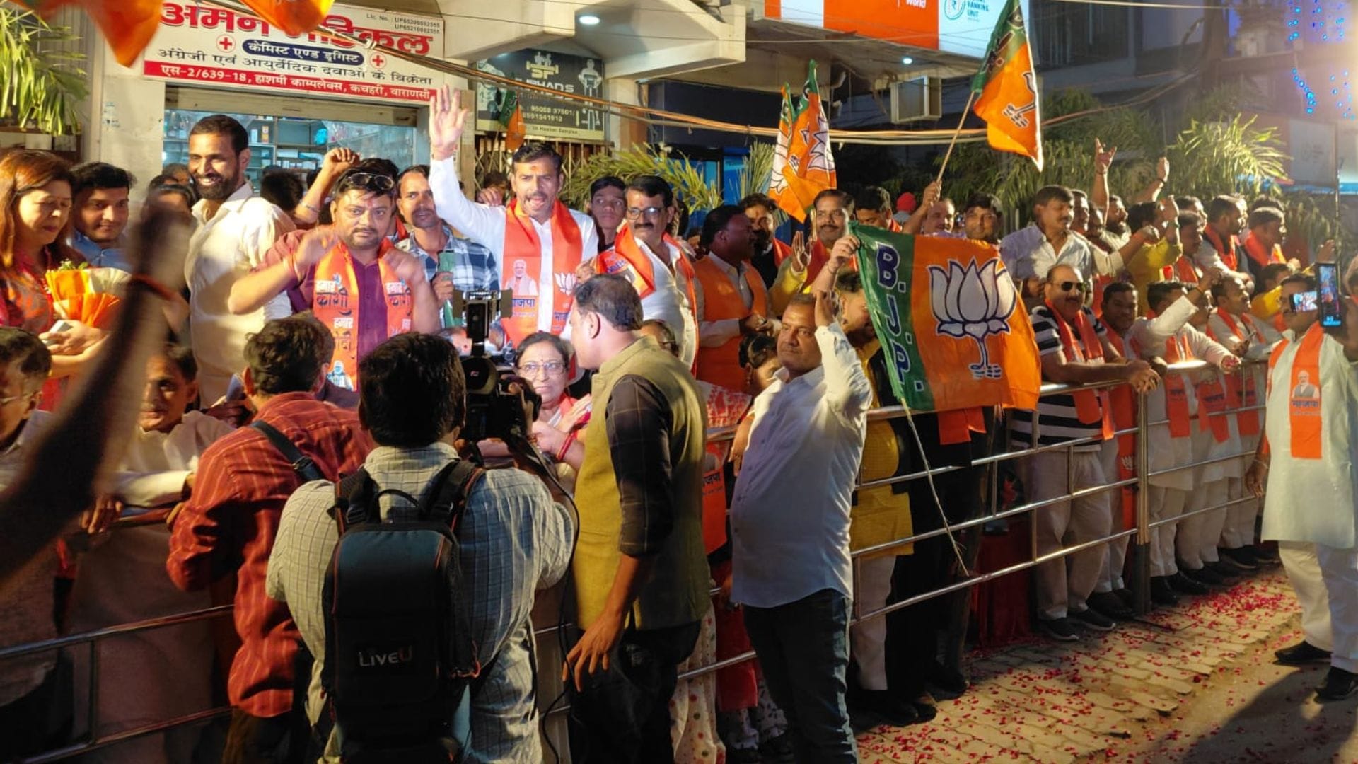 PM Modi Varanasi Visit grand welcome by BJP workers and kashi people UP news in Hindi