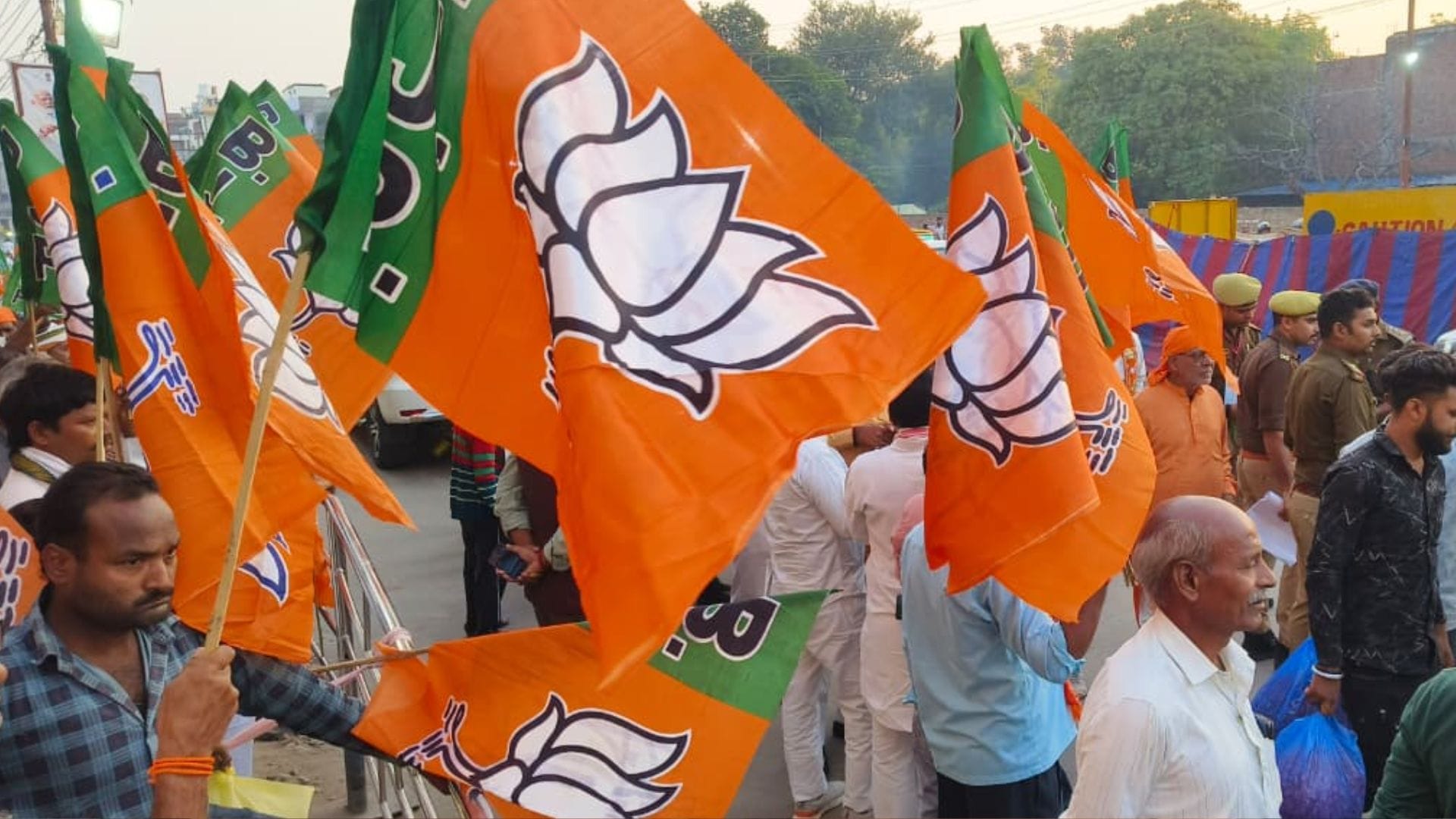 PM Modi Varanasi Visit grand welcome by BJP workers and kashi people UP news in Hindi