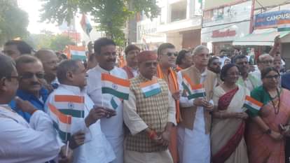 सामूहिक वंदे मातरम कार्यक्रम में मौजूद अतिथिगण।