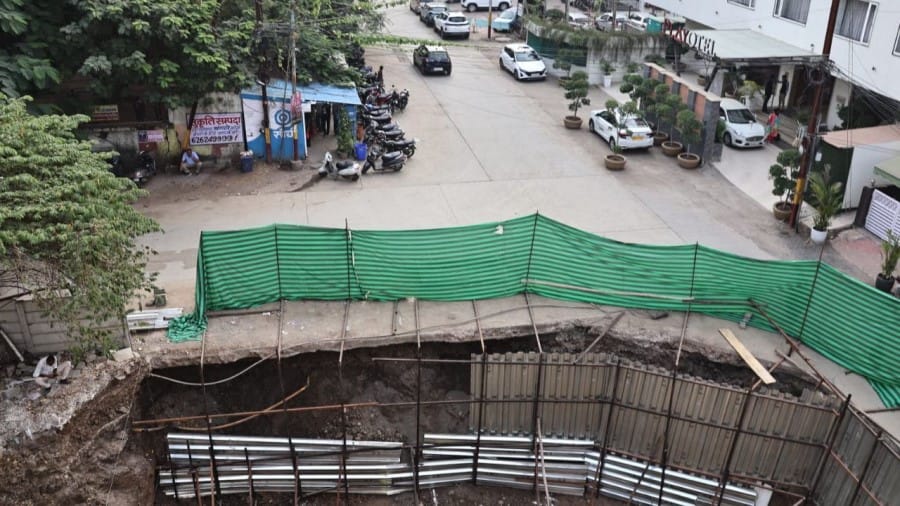 Indore News Former commissioner SB Singh construction damages nagar nigam imc