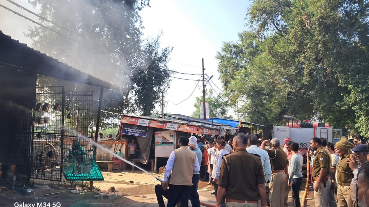 massive fire broke out in a clothing store in Tharwai, goods worth lakhs were burnt to ashes