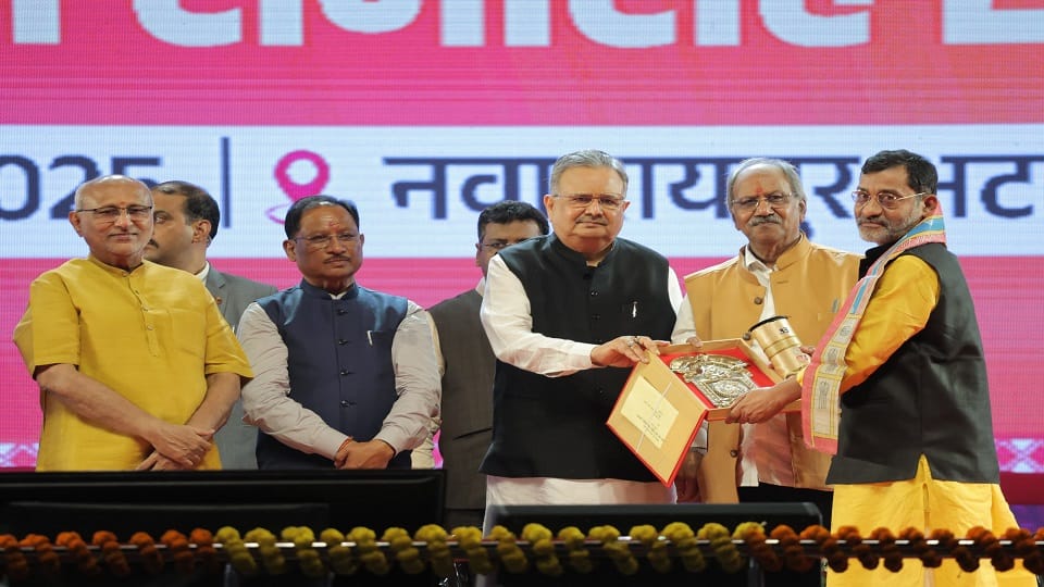 Senior journalist and analyst Awadhesh Kumar honoured with Pt. Madhavrao Sapre National Creativity Award