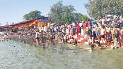 A huge crowd of devotees gathers at Baba Jitto's shrine, with 12,000-15,000 devotees arriving daily.