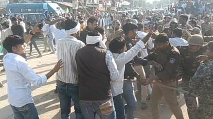 बवाल के दौरान भीड़ को खदेड़ती पुलिस