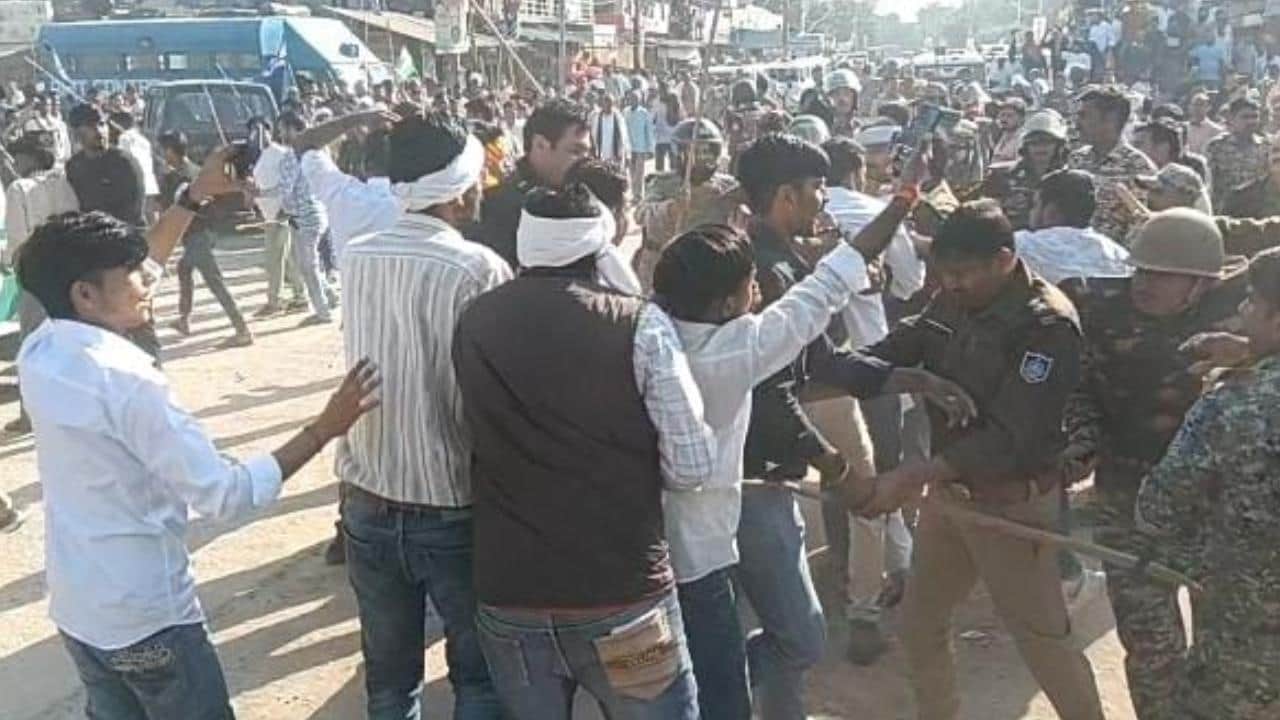 बवाल के दौरान भीड़ को खदेड़ती पुलिस