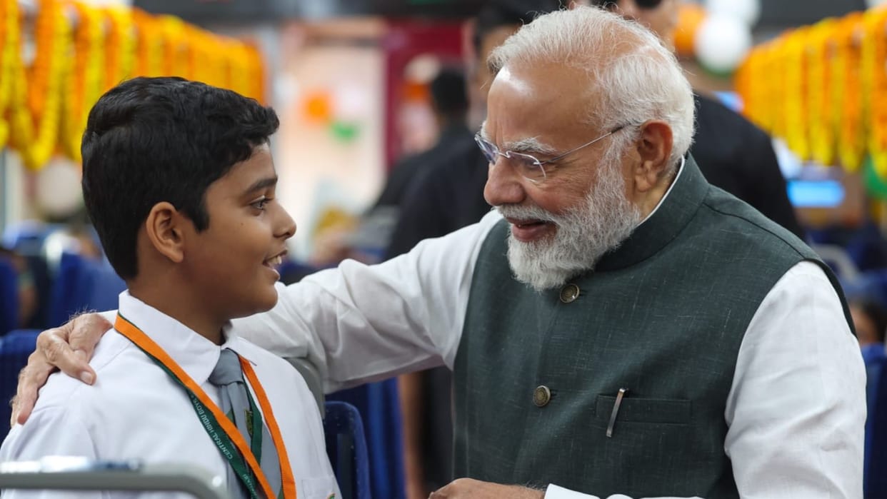 PM Modi listening poem of student in Varanasi and said proud for so talented children of my city