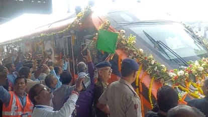 Vande Bharat: Banaras-Khajuraho Vande Bharat was given a rousing welcome at Chivki, flagged off.