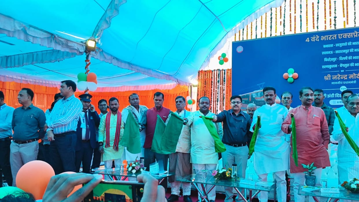 Vande Bharat: Banaras-Khajuraho Vande Bharat was given a rousing welcome at Chivki, flagged off.