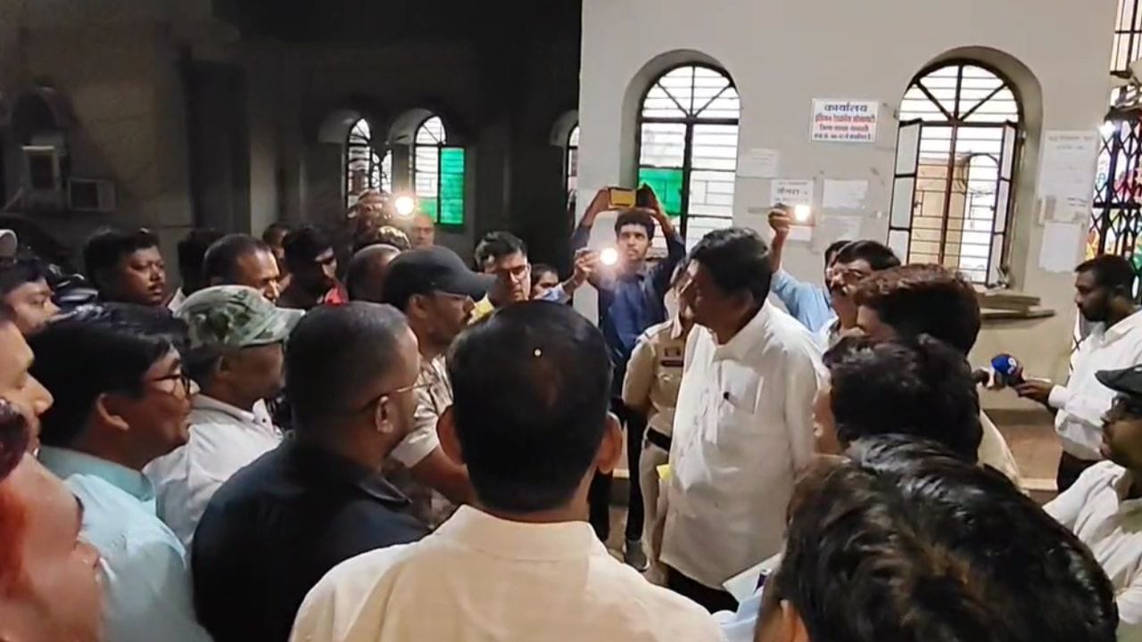 डीईओ कार्यालय पर प्रदर्शन