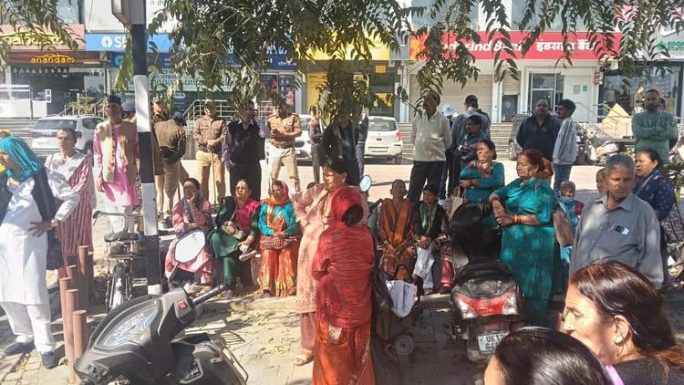 Dehradun: सीएम आवास घेराव करने पहुंचे राज्य आंदोलनकारी, विभिन्न मांगों को लेकर किया विरोध प्रदर्शन