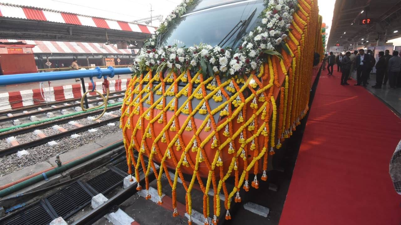 UP: 'Vande Bharat' departs from Lucknow for Saharanpur... will reach 110 kmph, passengers take selfies; photos