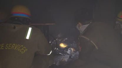 Ganpati Complex Fire: Fire flared up again at 11 p.m., firefighters sprayed water