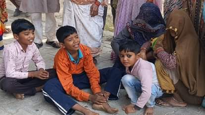 गांव तिलौठी में भाई के शव के पास बैठकर बिलखता बड़ा भाई उमंग