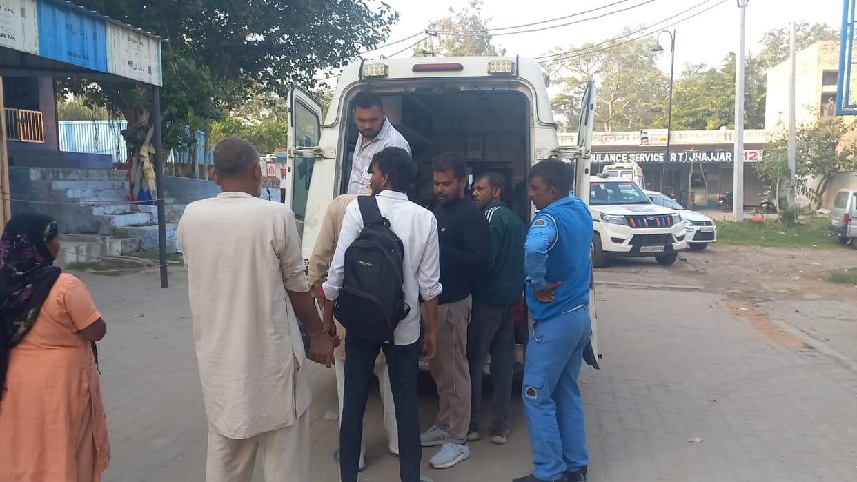 Tragic road accident in Jhajjar: Uncontrolled car hits tree on Kosli Road, three killed and three injured