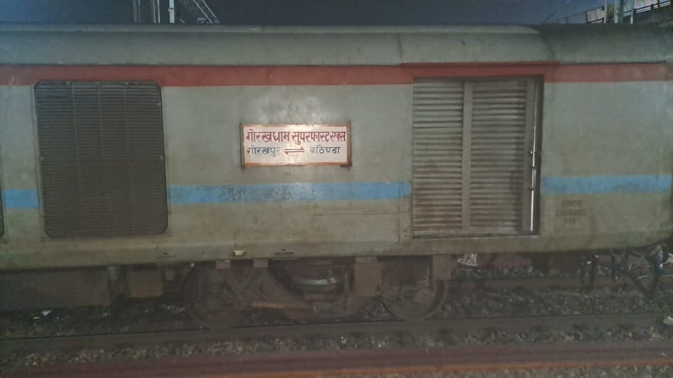 Gorakhdham Express engine fails in Hathras