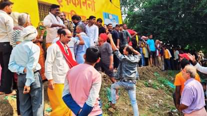 इफ्को बाजार गोदाम पर लगी किसानों की भीड़।