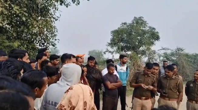 Hamirpur Dead body of youth found on roadside scratch marks on body police suspect death due to falling