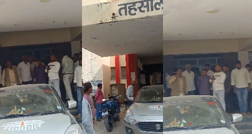 Fatehpur man created ruckus attehsil gate accusing accountant of bribery and officials began investigating