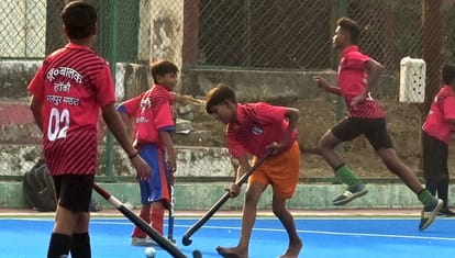 Kanpur A game was played at Green Park on the golden chapter of hockey match was held wearing old Tshirts