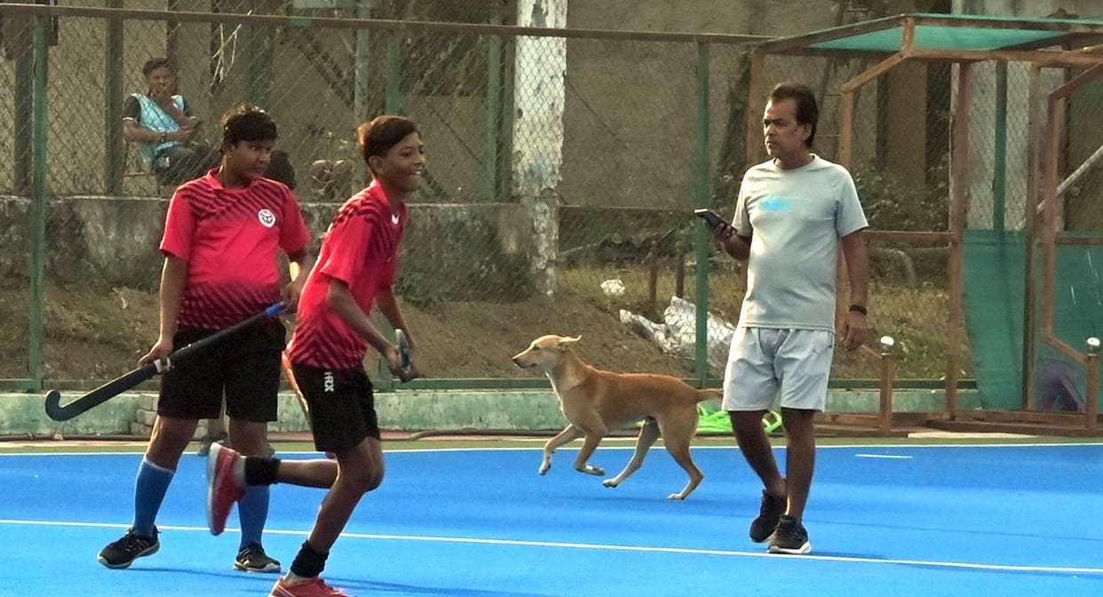 Kanpur A game was played at Green Park on the golden chapter of hockey match was held wearing old Tshirts