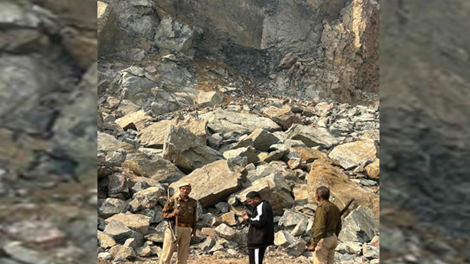 Chitrakoot: Poclain fell from a mountain during blasting, damaging a truck