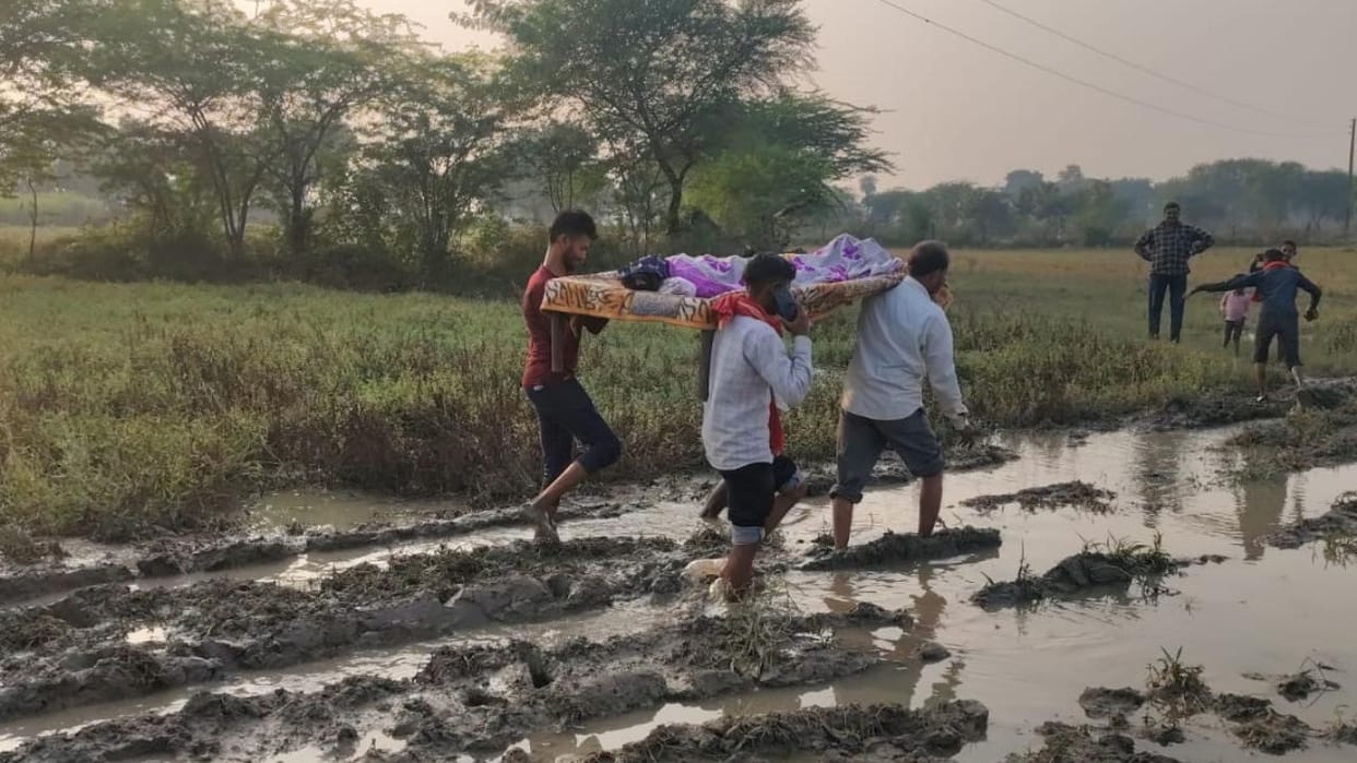 A woman returning home on a cot after undergoing sterilization was abandoned by an ambulance.