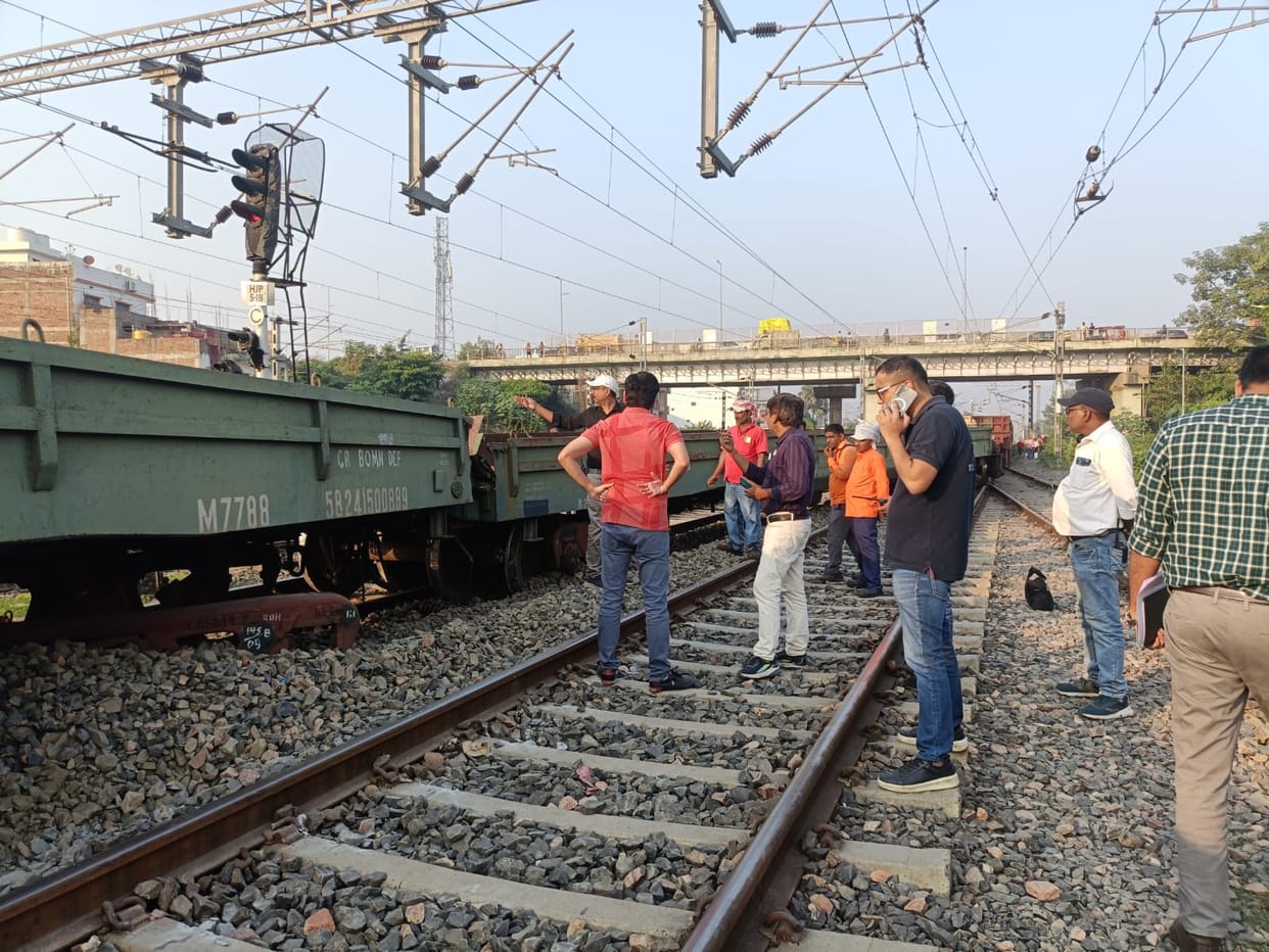 Railway News: Iron protective shield is being laid on the Banaras-Prayagraj railway section
