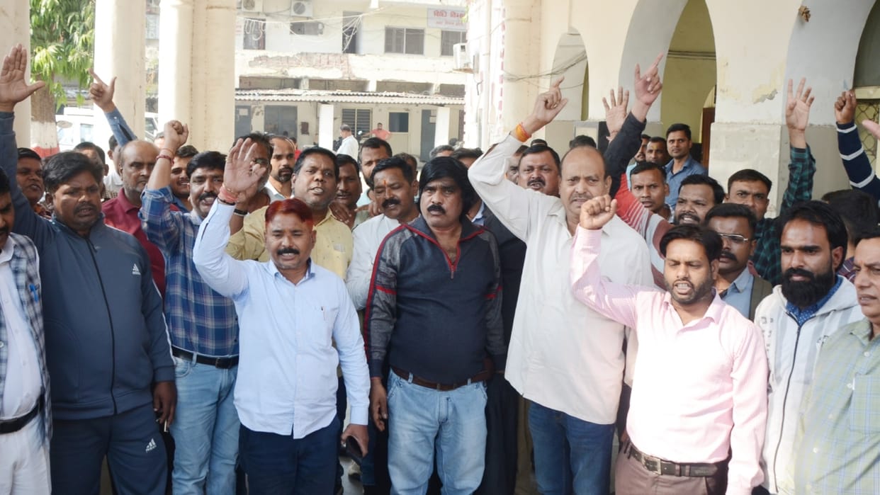 Municipal employees on strike garbage collection will not take place today in Bareilly
