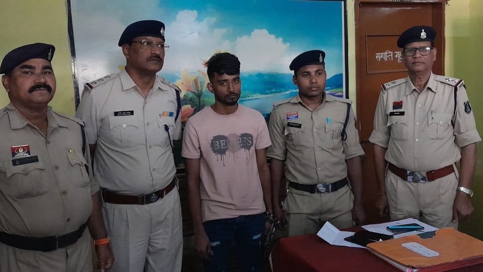 पुलिस की गिरफ्त में आरोपी