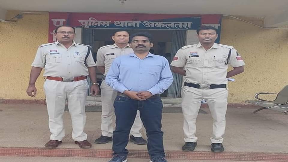 पुलिस की गिरफ्त में आरोपी