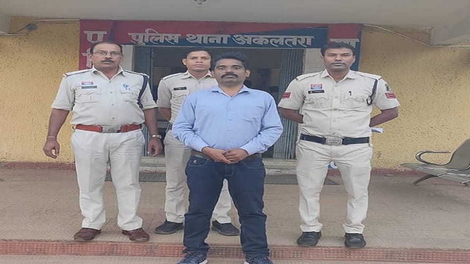 पुलिस की गिरफ्त में आरोपी
