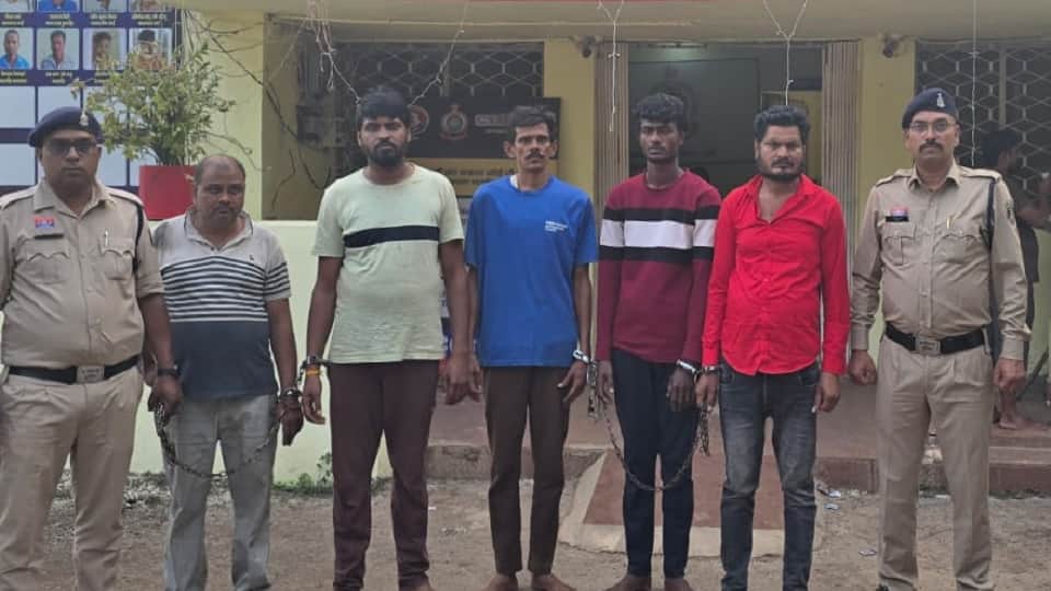 पुलिस की गिरफ्त में आरोपी