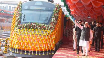 वंदे भारत को हरी झंडी दिखाने से पहले पीएम मोदी ने किया जनता का अभिवादन।