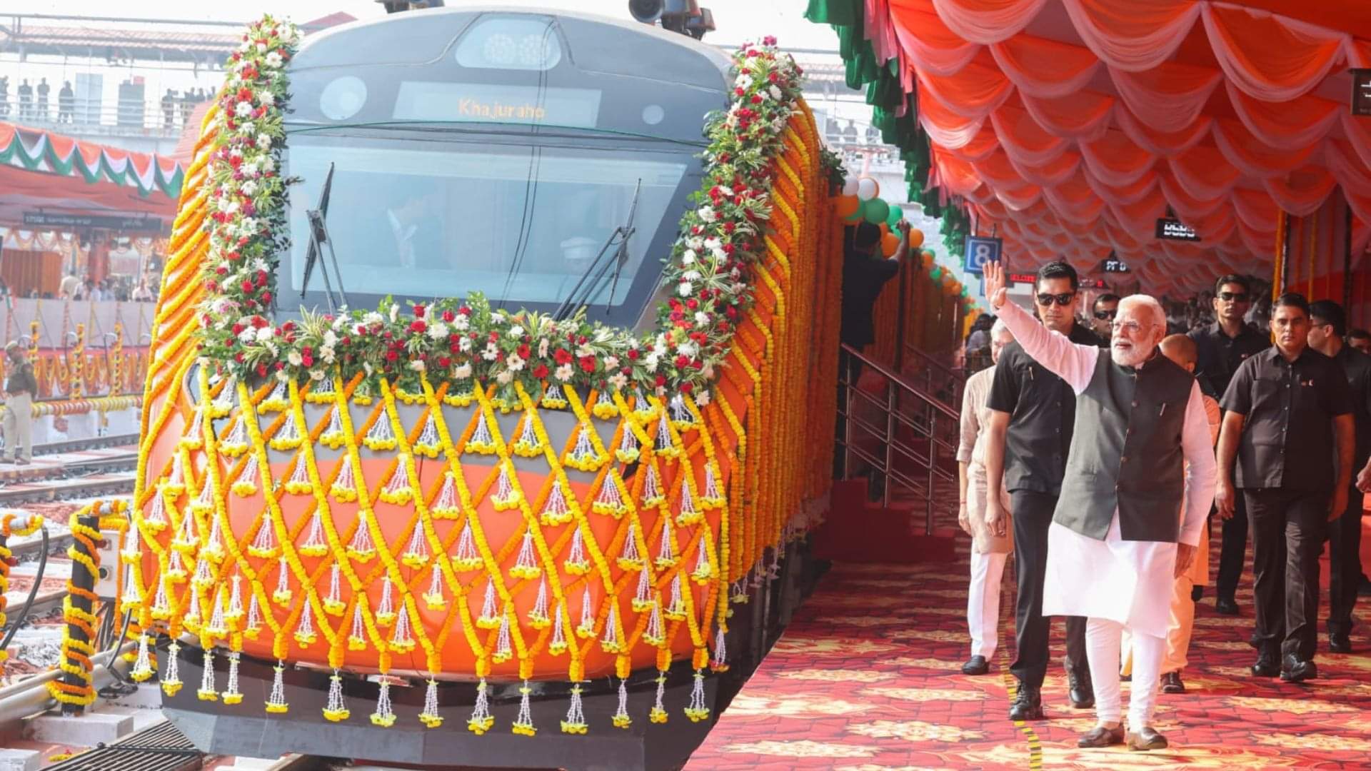 Banaras to Khajuraho Vande Bharat Har Har Mahadev echoed at station passengers said route was pleasant