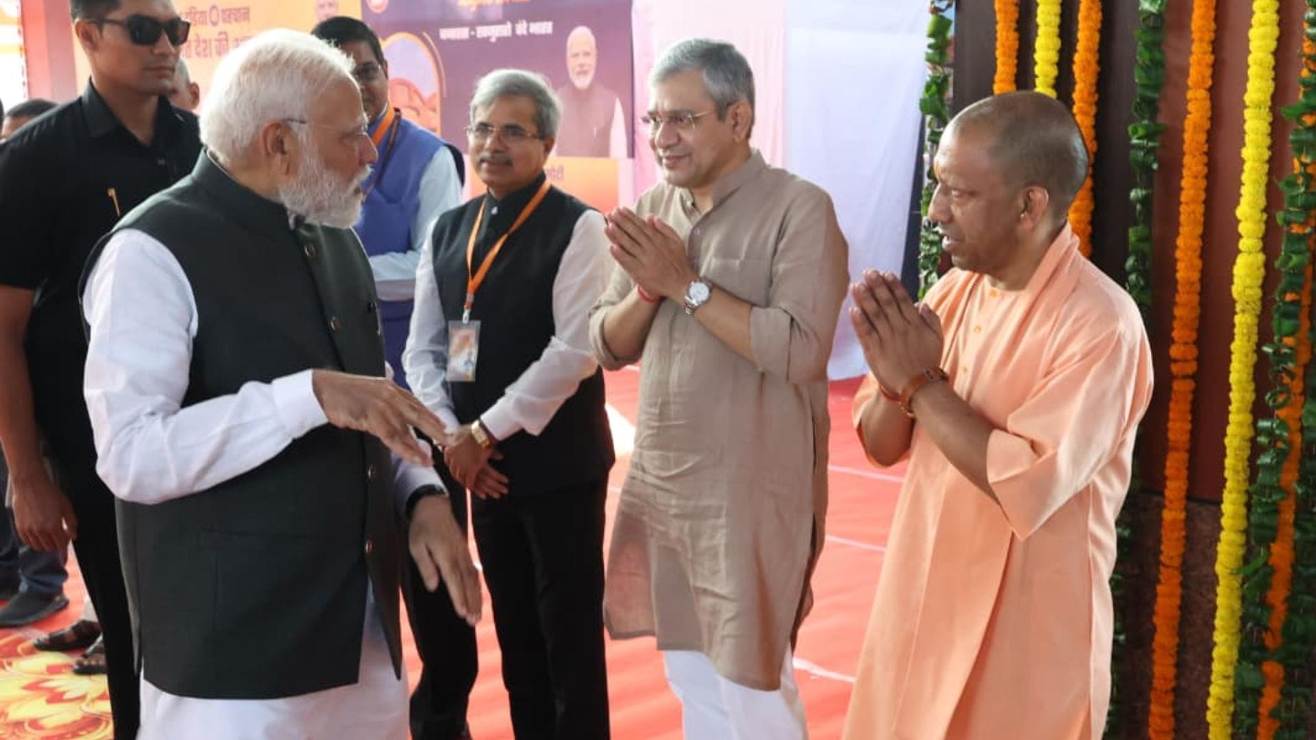PM Narendra Modi flagged off Vande Bharat train from Varanasi railway station