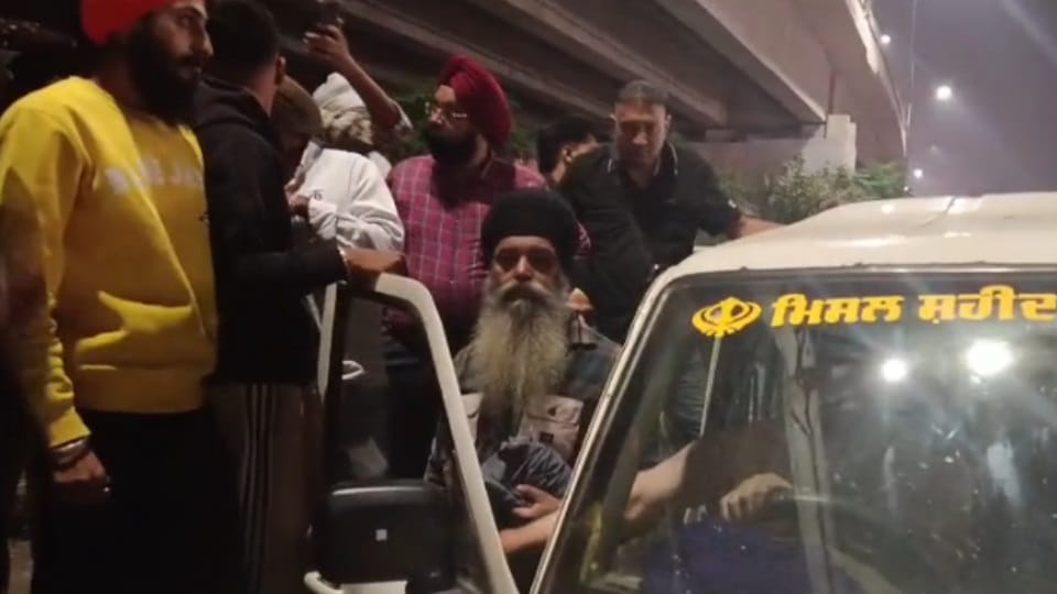 commotion on Phagwara highway Man wearing Nihang bana eating chicken in car arrested