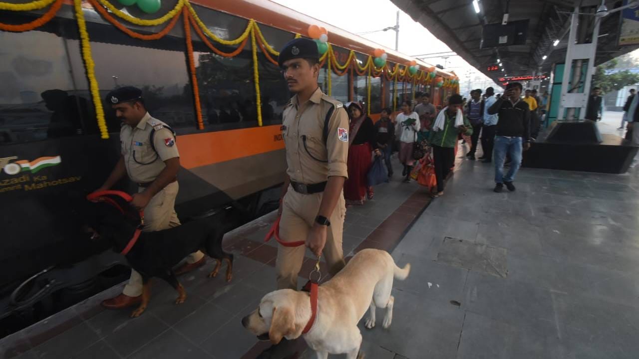 UP: 'Vande Bharat' departs from Lucknow for Saharanpur... will reach 110 kmph, passengers take selfies; photos