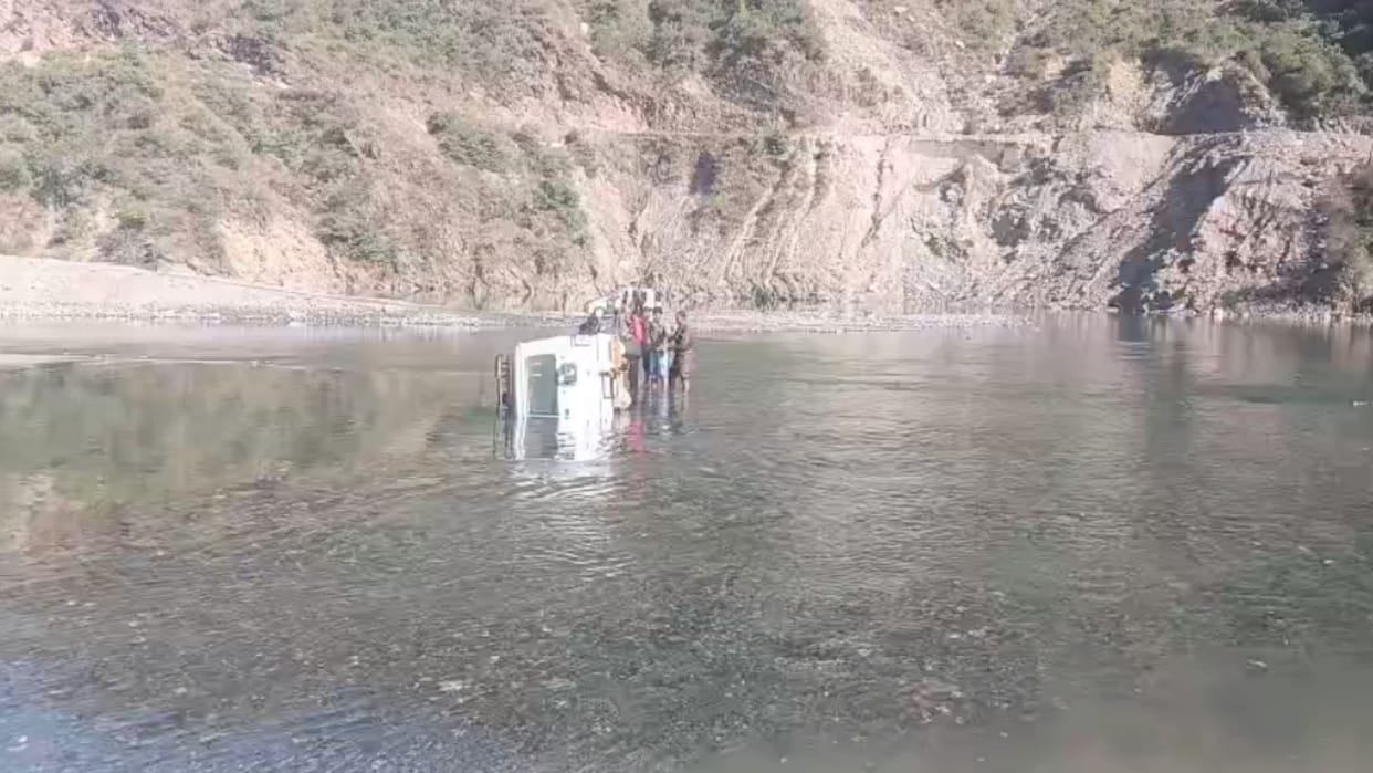 himachal: Major accident averted in Bakhli khad Pandoh, Bolero overturned, all passengers safe