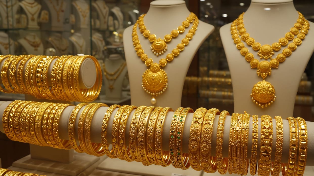 Gold maintains strong momentum amid economic risks, shines on ETF demand