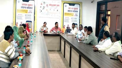 सादाबाद नगर पंचायत बोर्ड बैठक में मौजूद चेयरमैन, ईओ व सदस्य