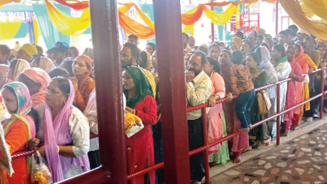 A huge crowd of devotees gathers at Baba Jitto's shrine, with 12,000-15,000 devotees arriving daily.