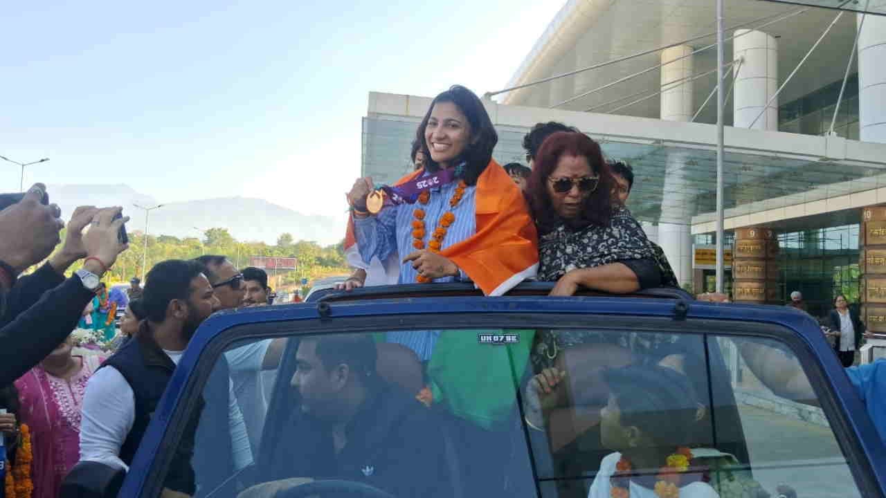 Sneh Rana welcomed in Dehradun with drums upon reaching Dehradun airport Uttarakhand news