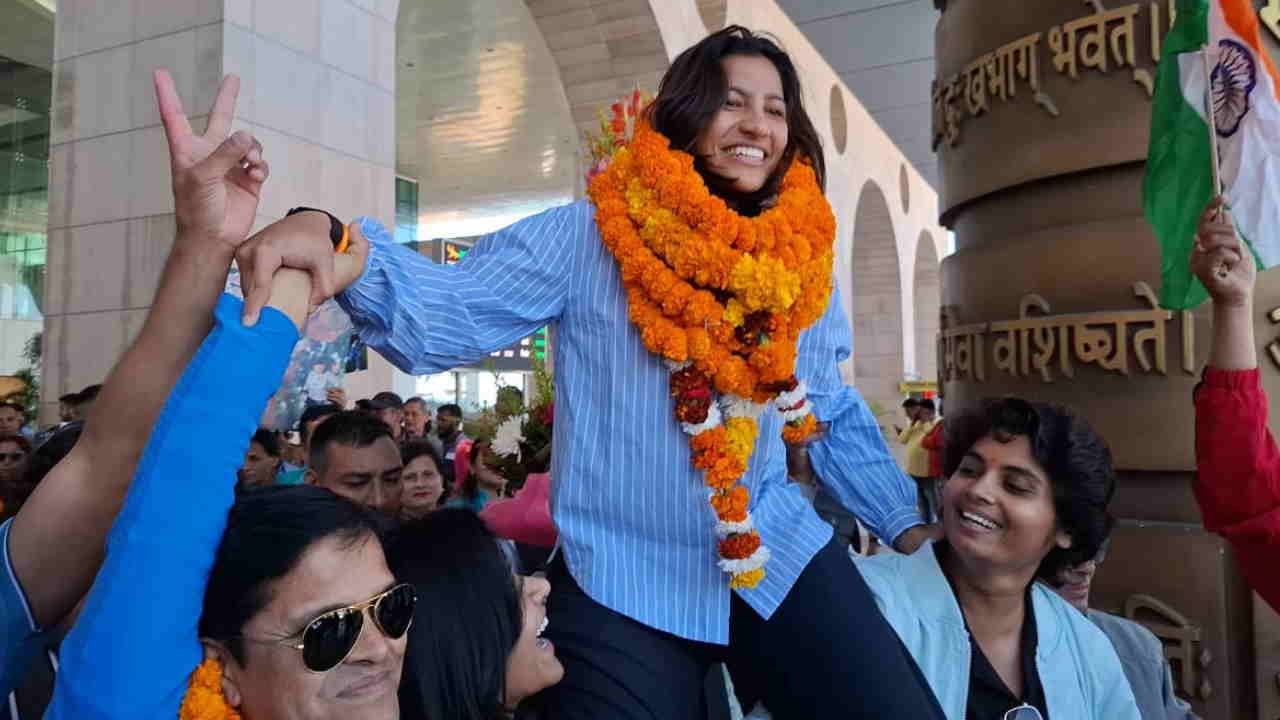 Sneh Rana welcomed in Dehradun with drums upon reaching Dehradun airport Uttarakhand news