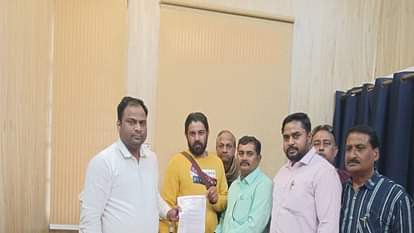 तहसीलदार किरावली दीपांकर को सौंपा ज्ञापन